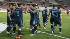 Pemain Argentina merayakan gol yang dicetak Nicolas Gonzalez ke gawang Peru pada laga kualifikasi Piala Dunia 2022 zona CONMEBOl di Estadio Nacional de Lima, Rabu (18/11/2020) pagi WIB. Argentina menang 2-0 atas Peru. (AFP/Sebastian Castaneda/pool)