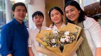 Veronica Tan bersama kedua putranya hadir saat acara kelulusan sang putri, Nata. (dok. Instagram @nachoseann/https://www.instagram.com/p/Bx2DvuSlWzg/Putu Elmira)