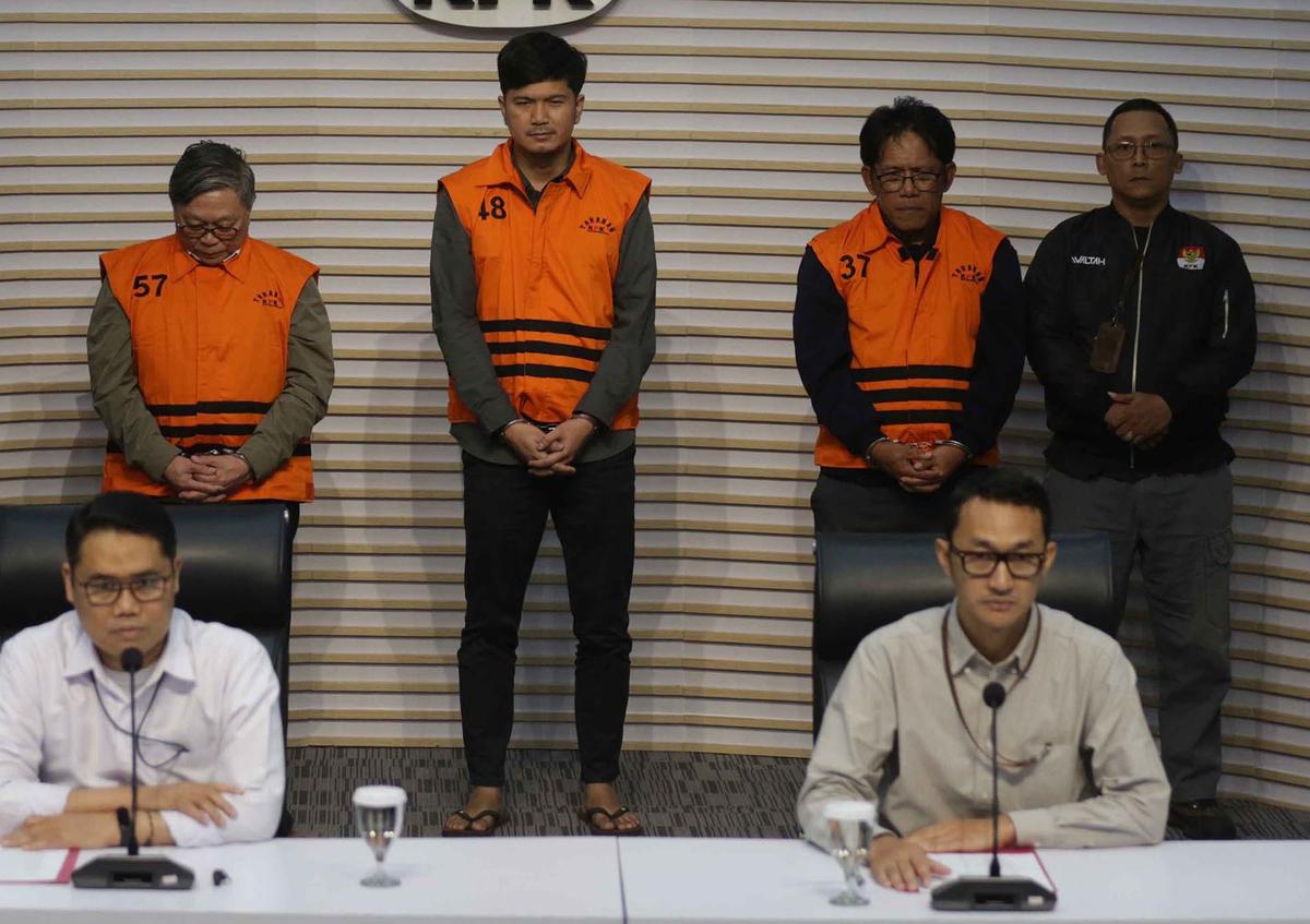 FOTO: OTT KPK Ungkap Suap Izin Kawasan Hutan, Tiga Tersangka Ditahan dan Uang Rp2,4 Miliar Disita