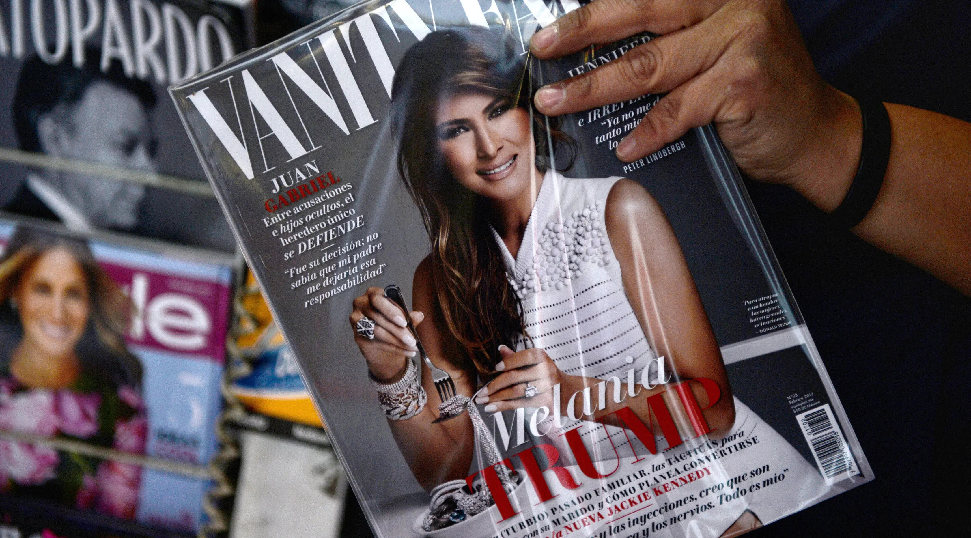 Majalah Vanity Fair Mexico edisi Februari, dengan cover bergambar Melania Trump di sebuah lapak di Meksiko, 30 Januari 2017. Melania berpose melilitkan berlian dengan menggunakan garpu layaknya akan menyantap spagheti. (PEDRO PARDO/AFP)