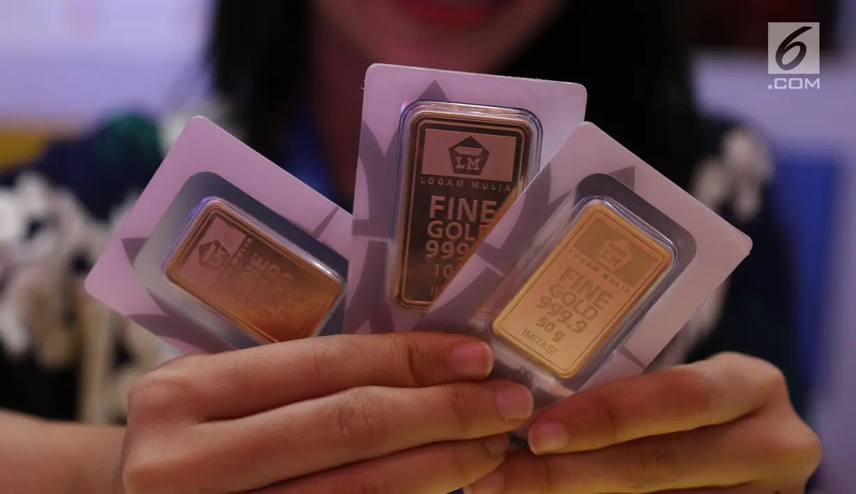 Petugas menunjukan dummy emas batangan saat pameran di Jakarta, Jumat (23/8/2019). Harga emas produksi PT Aneka Tambang Tbk (Antam) atau emas Antam turun Rp 4.000 menjadi Rp 751 ribu per gram, pada perdagangan Jumat (23/8/2019).  (Liputan6.com/Angga Yuniar)
