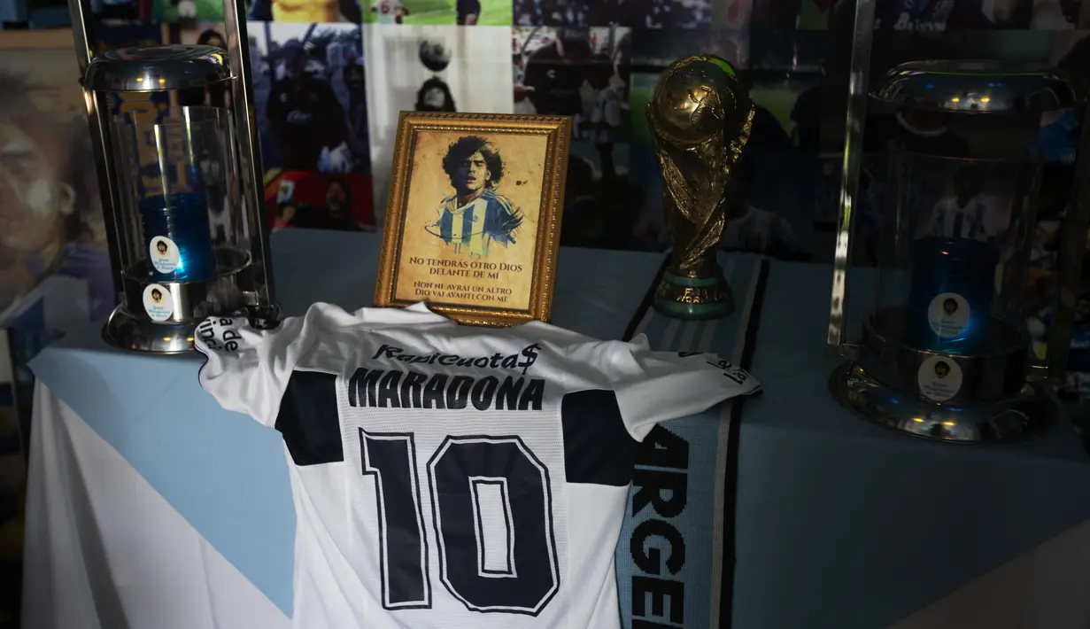Sebuah altar dengan memorabilia terletak di Gereja Maradona di San Andres Cholula, negara bagian Puebla, Meksiko, Minggu (18/7/2021). Di dalam gereja terdapat foto-foto Maradona dari masa kecilnya hingga menjadi salah satu legenda sepak bola dunia. (AP Photo/Marco Ugarte)