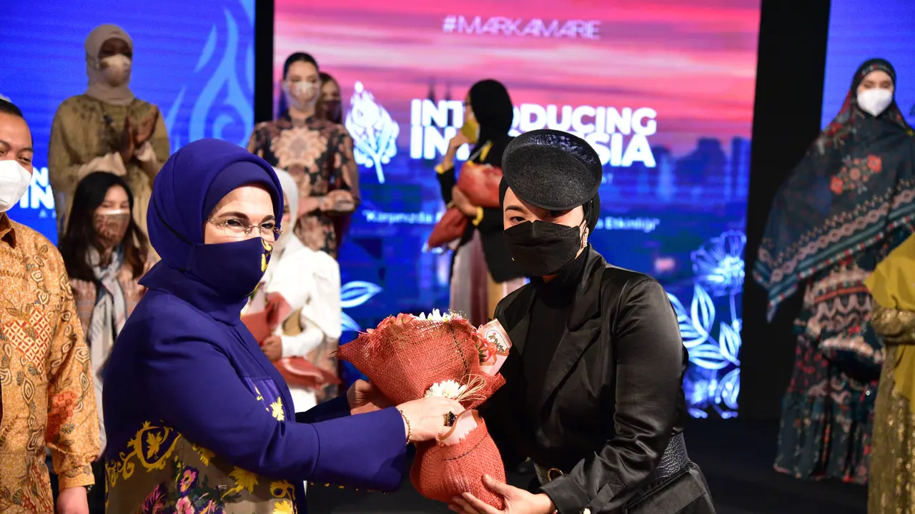 Ibu Negara Turki, Emine Erdogan, menyaksikan diplomasi fashion Indonesia di Ankara.