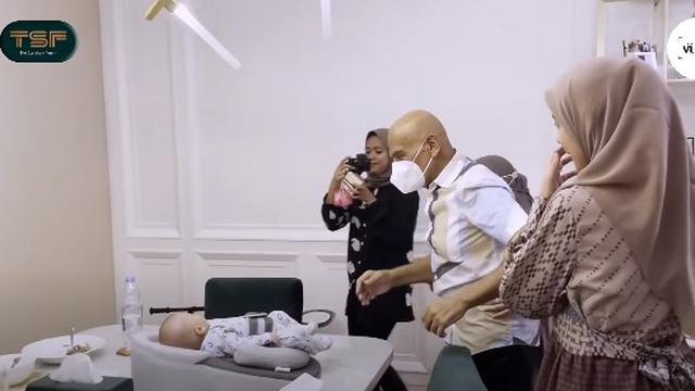 7 Momen Haru Mark Sungkar Temui Anak Zaskia Sungkar Usai Bebas dari Penjara