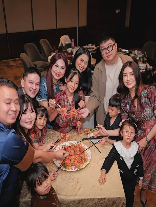 Makan malam Imlek bareng keluarga, Sarwendah dan kedua putrinya kompak berbusana dengan motif senada. Sarwendah pilih kenakan setelan blouse dan rok midi, sedangkan kedua putrinya kenakan atasan double layer dan celana putih [@sarwendah29]
