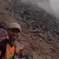 Screenshot video beberapa pria sedang asyik becengkerama di dekat aliran lava Ili Lewotolok di Kabupaten Lembata, NTT. (Ola Keda)