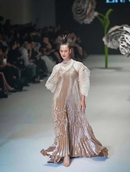 Paula Verhoeven kenakan gaun pleated transparan bermotif ombak dari Ernesto Abram [@paulaverhoeven]