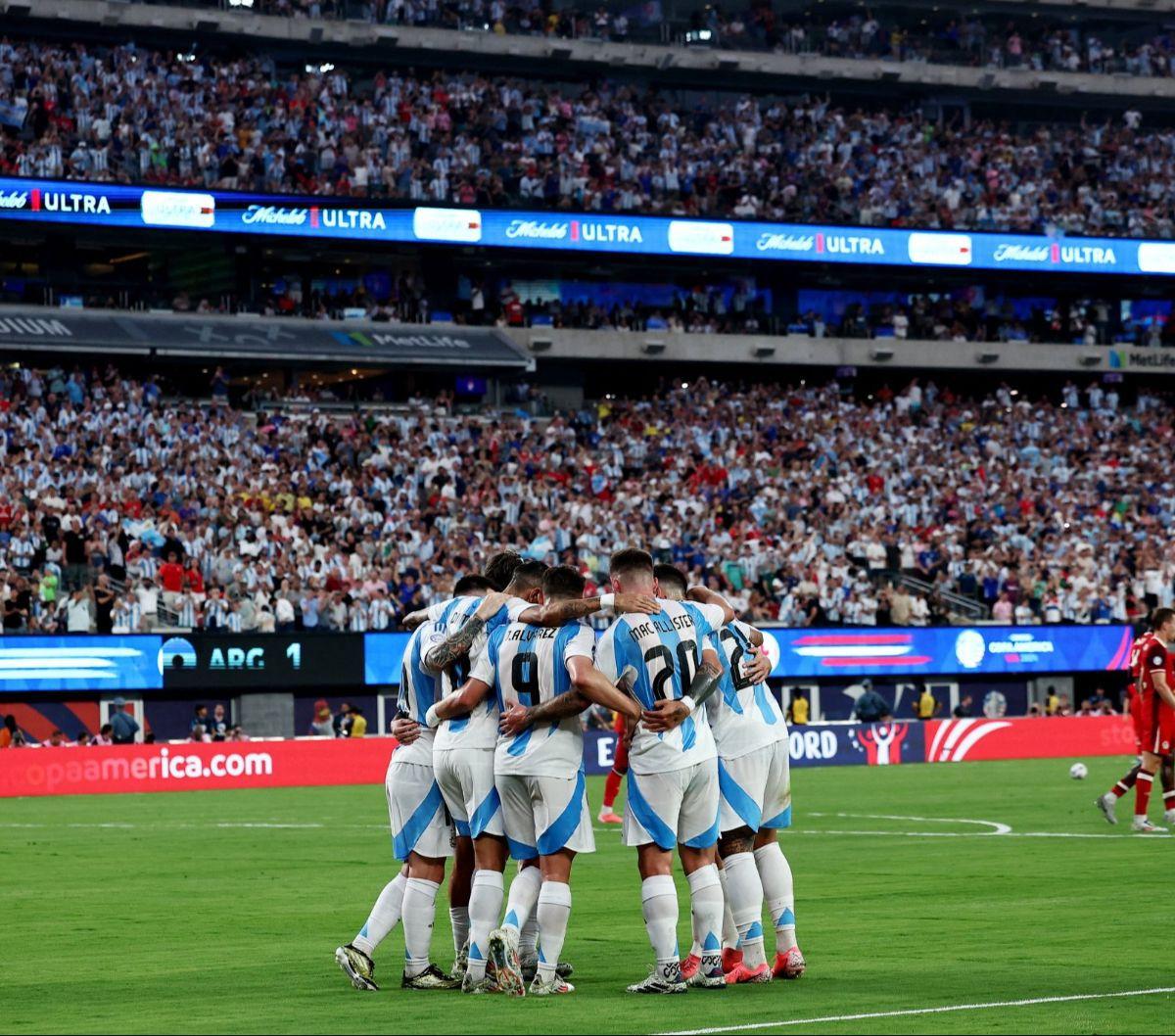 Timnas Argentina memastikan diri melaju ke final Copa America 2024. Hal itu dipastikan setelah Lionel Messi dkk menggilas Kanada dengan skor 2-0 dalam babak semifinal yang berlangsung di&nbsp; Stadion MetLife, East Rutherford, New Jersey, Amerika Serikat,