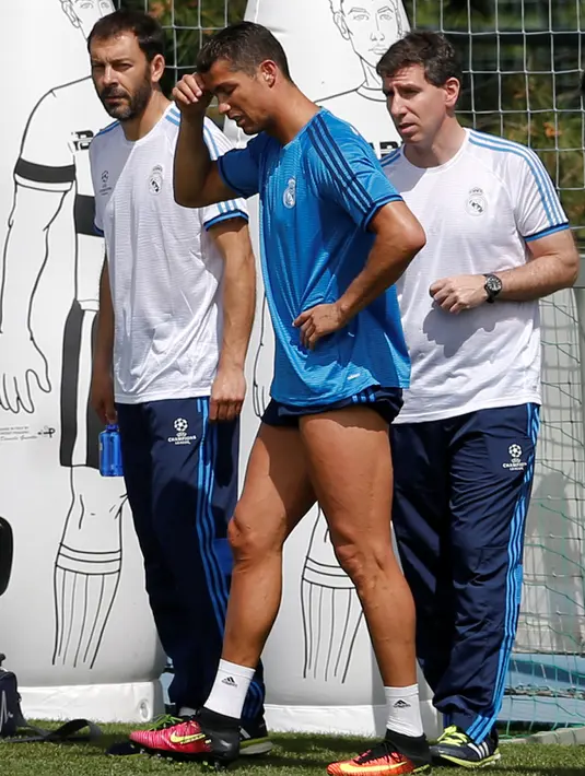 Penyerang Real Madrid, Cristiano Ronaldo memegang kepalanya saat latihan di Valdebebas, Spanyol, (24/5). Real Madrid akan bertanding melawan Atletico Madrid di final liga Champions pada 29 Mei 2016. (REUTERS/Andrea Comas)