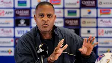 Pelatih Timnas Indonesia, Patrick Kluivert, memberikan keterangan pers di Stadion Utama Gelora Bung Karno (SUGBK) Senayan, Rabu (4/6/2025). Tim Garuda akan menghadapi China di Kualifikasi Piala Dunai 2026 yang digelar di SUGBK pada Kamis (5/6/2025) malam WIB. (Bola.com/Bagaskara Lazuardi)