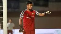 Kiper Dewa United, Muhammad Natshir dalam laga pekan ke-3 BRI Liga 1 2022/2023 antara Persita Tangerang melawan Dewa United di Indomilk Arena, Tangerang, Minggu (7/8/2022) malam WIB. (Bola.com/M Iqbal Ichsan)