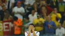Pemain depan Korea Selatan, Lee Keun-ho, menutup wajah usai dikalahkan Belgia 0-1 di laga penutup penyisihan Piala Dunia Grup H di Stadion Corinthians, Sao Paulo, (27/6/2014). (REUTERS/Ivan Alvarado)