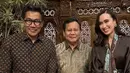 Sentuhan batik berhasil ciptakan elegansi gaya Lebaran yang formal namun tetap chic.  (dok. Insta Story @widi.wardhana)