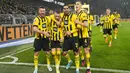 Pemain Borussia Dortmund merayakan setelah Marco Reus mencetak gol penalti yang juga gol pembuka ke gawang RB Leipzig dalam laga pekan ke-23 Bundesliga atau Liga Jerman 2022/2023 di Signal Iduna Park, Sabtu (4/3/2023) dini hari WIB. Kemenangan penting berhasil diamankan Borussia Dortmund saat menjamu RB Leipzig. (AP Photo/Martin Meissner)