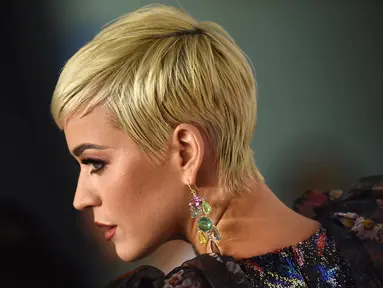 Penyanyi Katy Perry berpose saat tiba menghadiri pesta Gala Musicares Person of The Year 2019 di Los Angeles, AS (8/2). Katy Perry tampil menawan mengenakan gaun hitam bermotif kembang dengan belahan hingga paha terbuka. (AFP Photo/Valerie Macon)