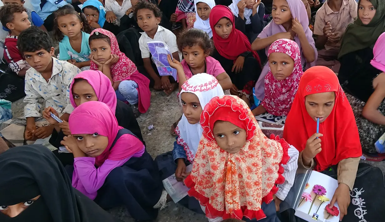 Anak-anak Yaman yang terlantar menghadiri kelas di gedung sekolah yang rusak, di provinsi barat Hodeidah yang dilanda perang (5/9/2021).  Banyaknya sekolah hancur di Yaman membuat nasib anak-anak di sana terlantar. (AFP/Khaled Ziad)