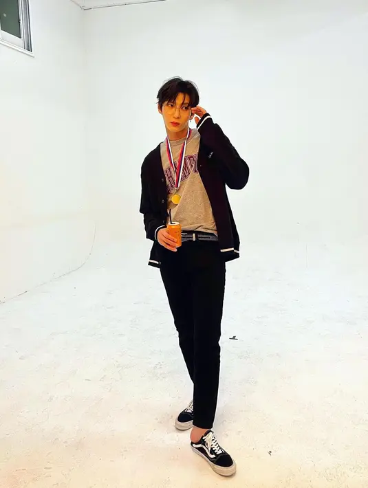 Lahir pada 19 November 1990, nama 'Leo' didapatkan dari agensinya, Jellyfish Entertainment yang terinspirasi dari Lion. (FOTO: instagram.com/leo_jungtw/)