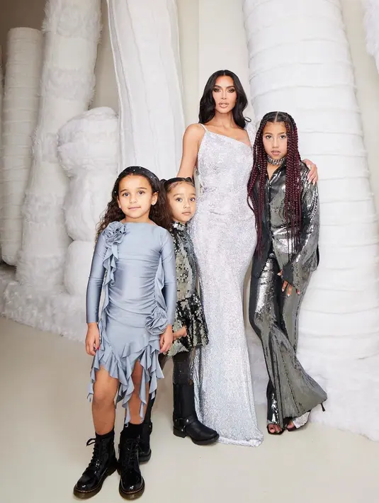 Sementara untuk anak perempuan, tampil dress dan setelan sequin warna hitam metalik yang mencolok. [kimkardashian]