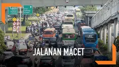 Jalanan di sekitar kawasan Gatot Subroto terpantau macet usai kampanye akbar Prabowo-Sandiaga selesai digelar di Stadion GBK.