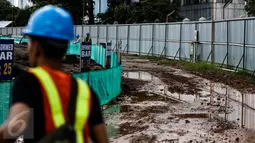 Sejumlah pekerja menyelesaikan proyek Jakarta International Velodrome di kawasan Rawamangun, Jakarta, Rabu (1/2). Pembangunan velodrome ini akan digunakan dalam perhelatan Asian Games 2018 mendatang. (Liputan6.com/Faizal Fanani)
