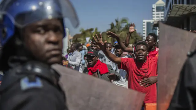 Kerusuhan di ibu kota Zimbabwe, Harare, ketika massa pendukung oposisi menuding ada kecurangan pada proses penghitungan pemilu (AP)