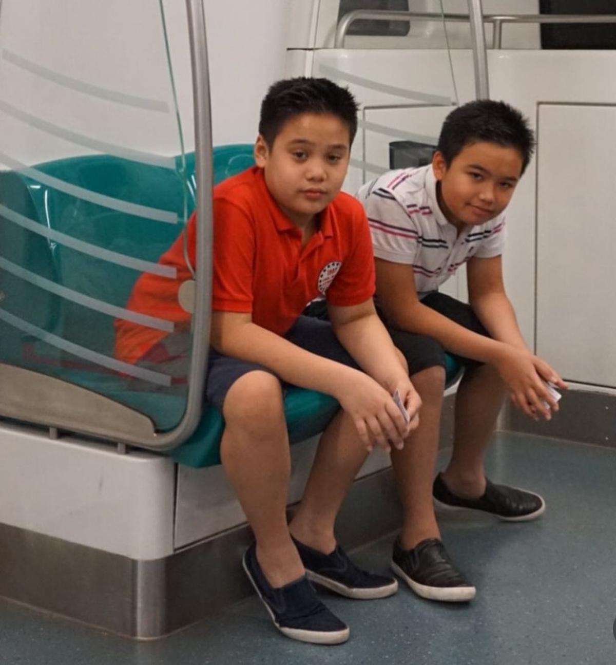7 Potret Omar dan Keanu Anak Kembar Cindy Fatikasari di Usia 21, Wajah Tampan Mereka Bikin Netizen Terpesona