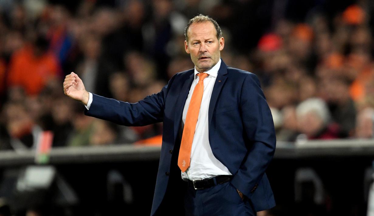 Pelatih Belanda, Danny Blind saat memberikan instruksi kepada pemainnya  pada kualifikasi Piala Dunia 2018 di Stadion De Kuip, Rotterdam. Belanda menang 4-1. (REUTERS/United Photos/Toussaint Kluiters)