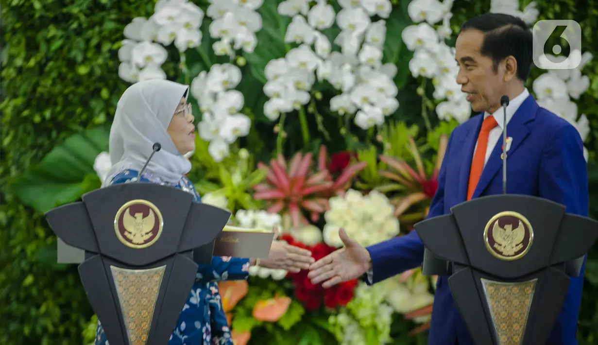 Presiden Joko Widodo (kanan) dan Presiden Singapura, Halimah Yacob berjabat tangan usai melakukan konferensi pers bersama saat kunjungan kenegaraan di Istana Bogor, Selasa (4/2/2020). Dalam pertemuan kedua negara membahas kerjasama terutama dalam sektor bisnis. (Liputan6.com/Faizal Fanani)