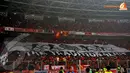 Para suporter Liverpool membentangkan spanduk bertuliskan The Tradisionalist untuk tim kesayangannya (Liputan6.com/Helmi Fithriansyah)