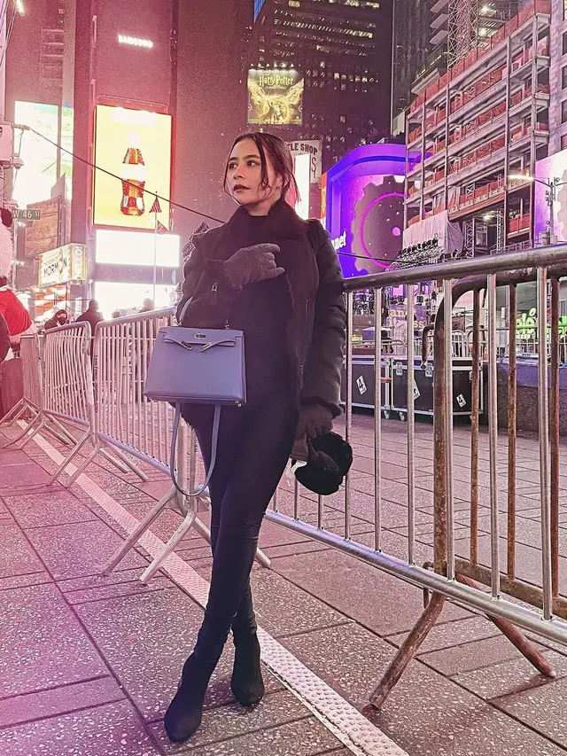 Prilly Latuconsina liburan tahun baru 2022 di New York City (Foto: Instagram/prillylatuconsina96)