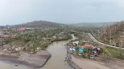 Kencangnya hembusan angin akibat Topan Yinxing menerbangkan material bangunan dan menumbangkan beberapa pohon. (John DIMAIN/AFP)