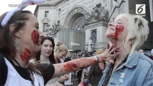Para aktivis pecinta hewan lakukan protes di luar area acara London Fashion Week.