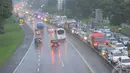 Kemacetan terjadi dari arah Jakarta menuju puncak yang dipadati kendaraan roda empat dan bus pariwisata, Jawa Barat, Kamis (25/12/14).  (Liputan6.com/Herman Zakharia) 