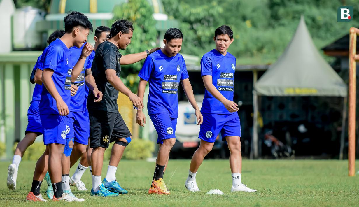 <p>Latihan yang diikuti oleh 22 pemain itu juga diramaikan sejumlah kegiatan diantaranya pemotongan tumpeng hingga perayaan ulang tahun bek anyar Hasim Kipuw. (Bola.com/Iwan Setiawan)</p>