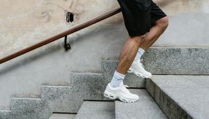 Ilustrasi pria berlari menggunakan sepatu lari andalannya. ©MART  PRODUCTION/Pexels.com.