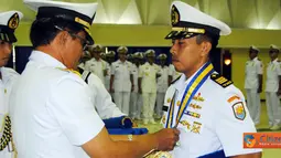 Citizen6, Surabaya: Kapten Laut (P) Fitriyan Rupito dikukuhkan sebagai lulusan terabaik dan berhak mendapatkan medali “ Adi Jala Yudha. &quot; (Pengirim: Penkobangdikal)