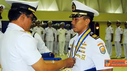 Citizen6, Surabaya: Kapten Laut (P) Fitriyan Rupito dikukuhkan sebagai lulusan terabaik dan berhak mendapatkan medali “ Adi Jala Yudha. &quot; (Pengirim: Penkobangdikal)