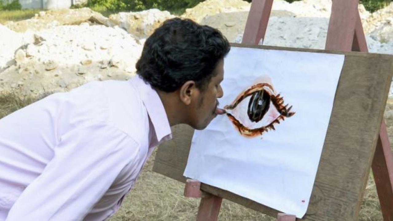 Melukis dengan Lidah, Karya-Karya Pria Ini Memukau