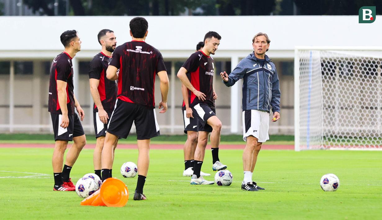 Alex Pastoor (paling kanan) tengah memeberikan instruksi saat sesi latihan Timnas Indonesia di Stadion Madya, Gelora Bung Karno, Jakarta, Sabtu (22/3/2025).
