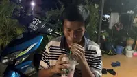 Pria Traktir Temannya yang Belum Pernah Minum di Starbucks. (dok.Twitter @izzubanana/https://twitter.com/izzubanana/status/1270874264325902337/Henry)