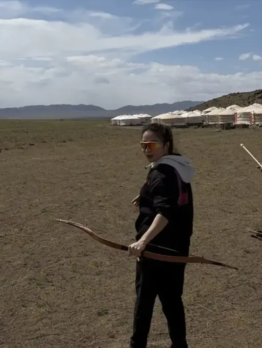 Nikita Willy juga tampak begitu stylish dengan jaket bergaya sporty. Tampilan kacamata yang penuh pernyataan membah level gaya yang menjanjikan. [Foto: Nikita Willy/ Instagram]