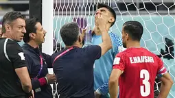 Wajah Beiranvand yang berbenturan dengan wajah Hosseini mengakibatkan hidung sang kiper patah dan mengeluarkan darah. (AP/Martin Meissner)