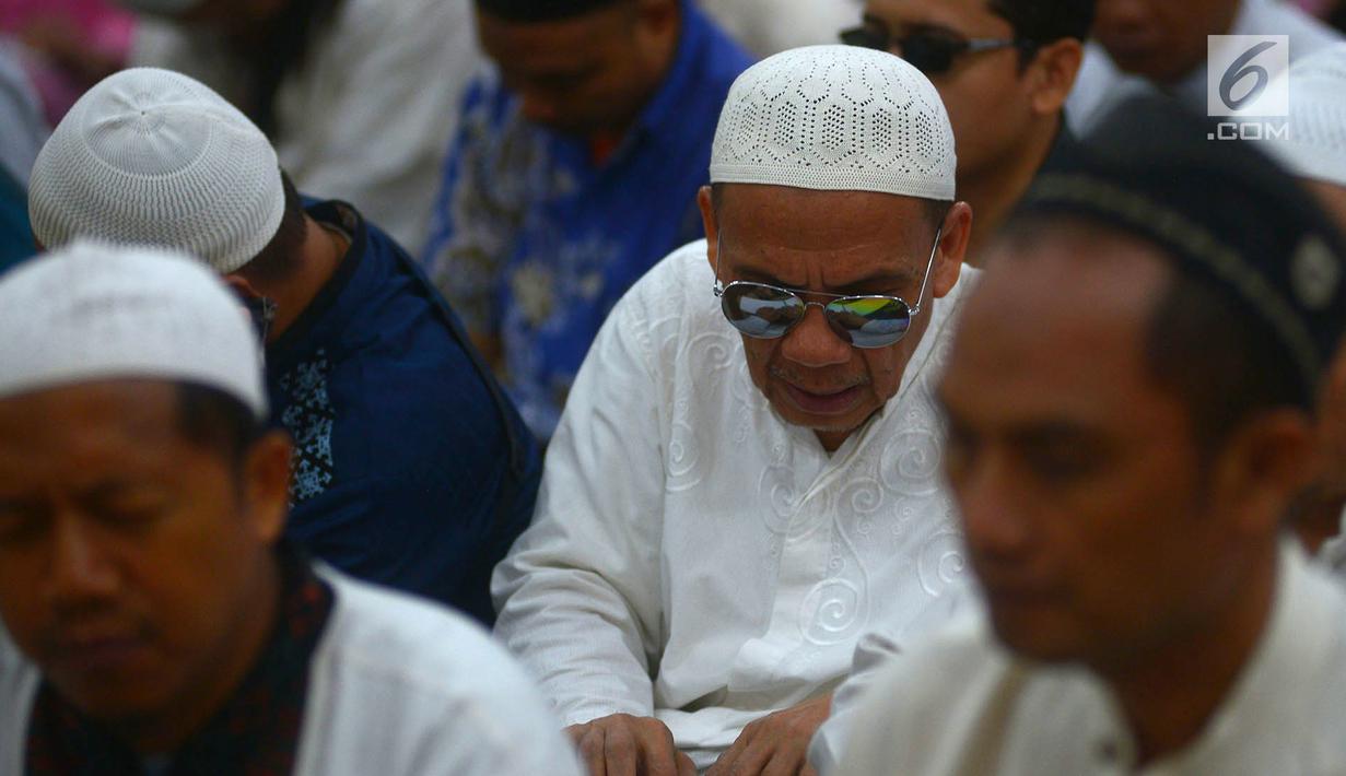 Penyadang tunanetra dari Ikatan Tunanetra Muslim Indonesia (ITMI) melakukan tadarus Alquran braile di Masjid Raya Cipinang Muara, Jakarta, Sabtu (2/6). Acara tadarus nasional ini dalam rangka menyemarakkan bulan Ramadan 1439 H. (Merdeka.com/Imam Buhori)