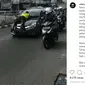 Seorang polisi lalu lintas tersangkut di kap mobil yang tengah melaju. Diduga peristiwa terjadi di kawasan Pasar Minggu, Jakarta Selatan. (Instagram @warung_jurnalis)