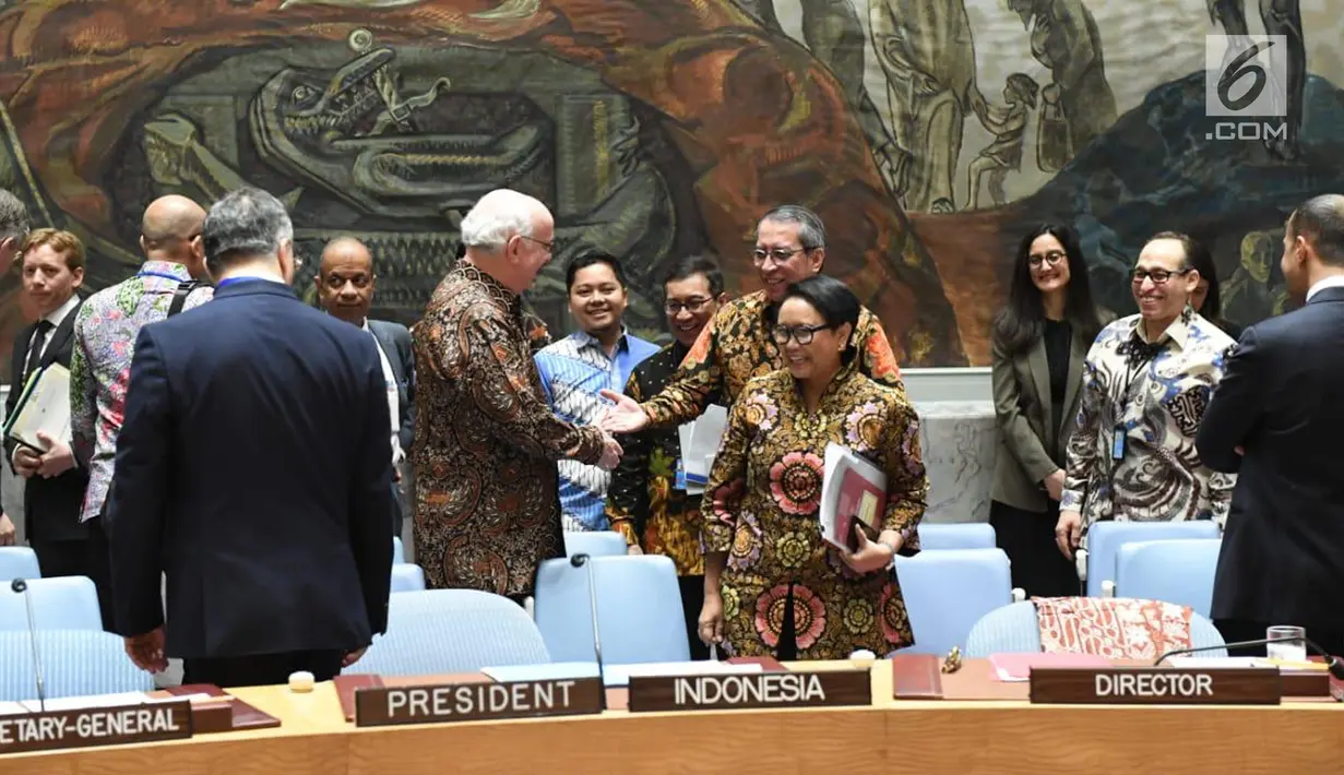 Menteri Luar Negeri RI Retno Marsudi (tengah) dan sejumlah delegasi anggota Dewan Keamanan PBB mengenakan batik saat sidang Dewan Keamanan PBB di New York, Amerika Serikat, Selasa (7/5/ 2019). (Liputan6.com/Pool/Kemenlu)