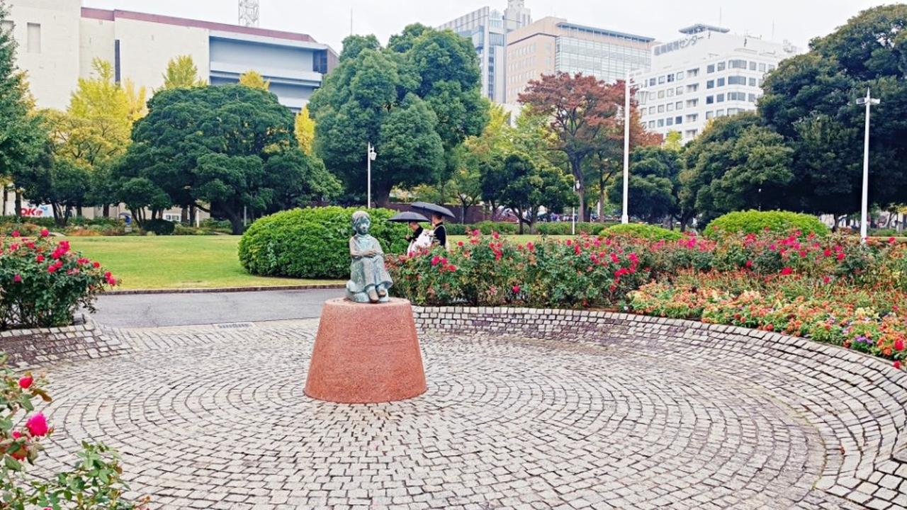 6. Patung Gadis dengan Sepatu Merah berada di tengah-tengah taman mawar Yamashita Park.