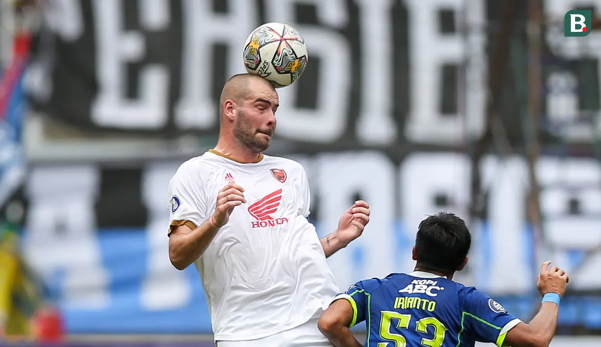 <p>Pemain PSM Makassar, Willem Jan Pluim menyundul bola dibayangi pemain Persib Bandung, Achmad Jufriyanto saat laga lanjutan BRI Liga 1 2022/2023 antara Persib Bandung melawan PSM Makassar di Stadion Pakansari, Bogor, Selasa (14/02/2023). (Bola.com/Bagaskara Lazuardi)</p>