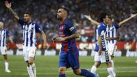 Striker Barcelona, Paco Alcacer, merayakan gol yang dicetaknya ke gawang Alaves pada laga final Copa Del Rey di Stadion Vicente Calderon, Madrid, Sabtu (27/5/2017). Barcelona menang 3-1 atas Alaves. (EPA/Mariscal
