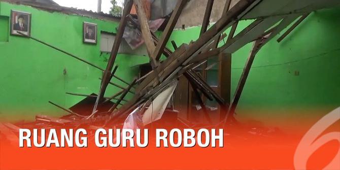 VIDEO: Hujan Deras, Atap Ruang Guru Roboh