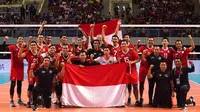 Para pemain, pelatih, dan official Timnas Voli Putra Indonesia merayakan kemenangan timnya usai berhasil menyabet medali emas SEA Games 2021 setelah mengalahkan tuan rumah Vietnam pada laga final yang berlangsung di Dai Yan Sports Arena, Quang Ninh Vietnam, Minggu, 22 Mei 2022. Skuat asuhan Jiang Jie berhasil menang telak dengan skor 3-0 (25-22, 25-18, dan 25-15). (Foto: Kemenpora/PP SIWO PWI/Erly Bahtiar)